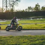 Richard Hammond enfrenta una moto china contra Ducati y gana por casi 1 segundo: 145 CV por 8.000 €