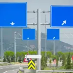 La multa de 200 euros de la DGT por usar los intermitentes para dar las gracias o avisar de un radar