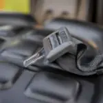 La pinza cinturón seguridad: el truco de los 90 que anula la protección y cuesta 200 euros y 4 puntos
