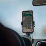 Multa por usar el GPS del móvil con soporte: los 100 euros que la Guardia Civil impone si reduce la visión