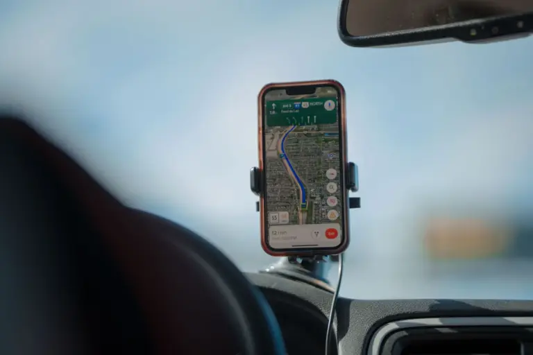 Multa por usar el GPS del móvil con soporte: los 100 euros que la Guardia Civil impone si reduce la visión