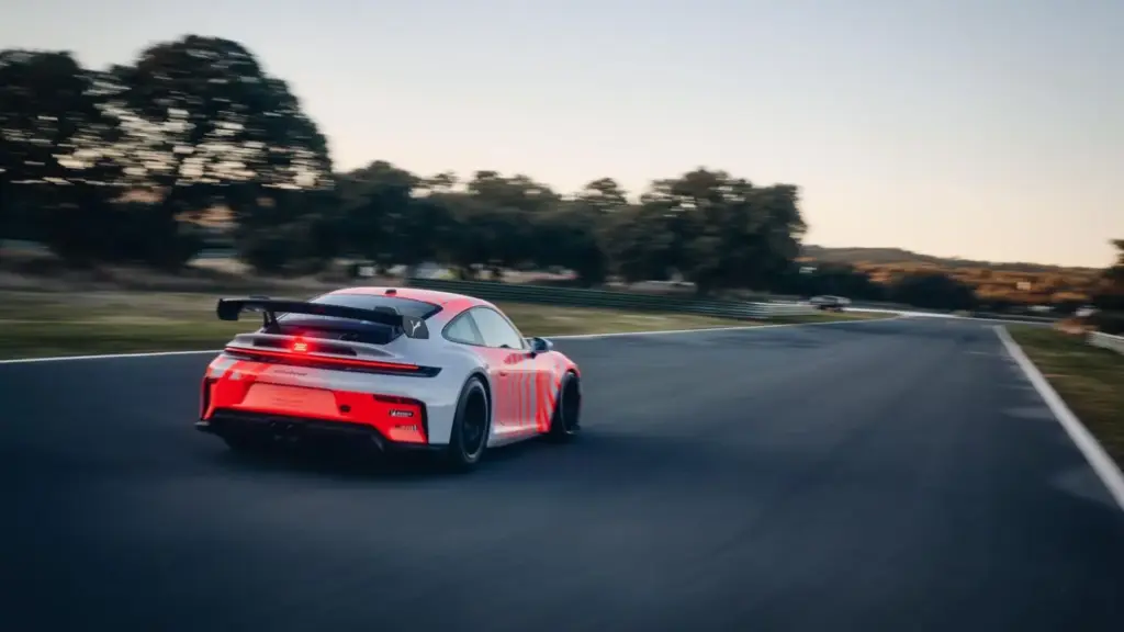 Porsche 911 Challenge: Un 992.2 de carreras derivado del GT3 de serie 17 Motor16 Porsche 911 Challenge: Un 992.2 derivado del GT3 de serie