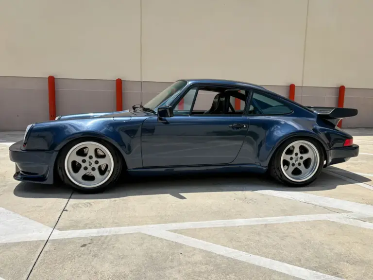 Este Porsche 911 Turbo 930 tiene 580 CV, dos turbos y algo más