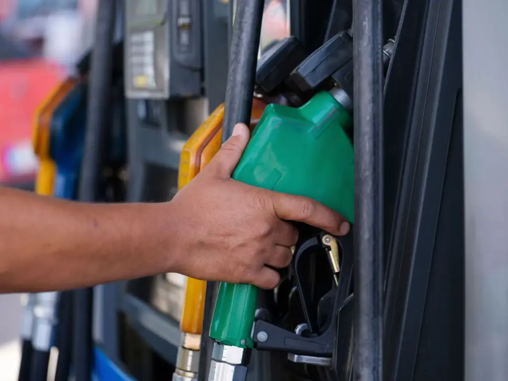 El precio del diésel en Estados Unidos se dispara: 5,60 dólares por galón y al borde del récord histórico 1 Motor16 gasóleo récord EE UU