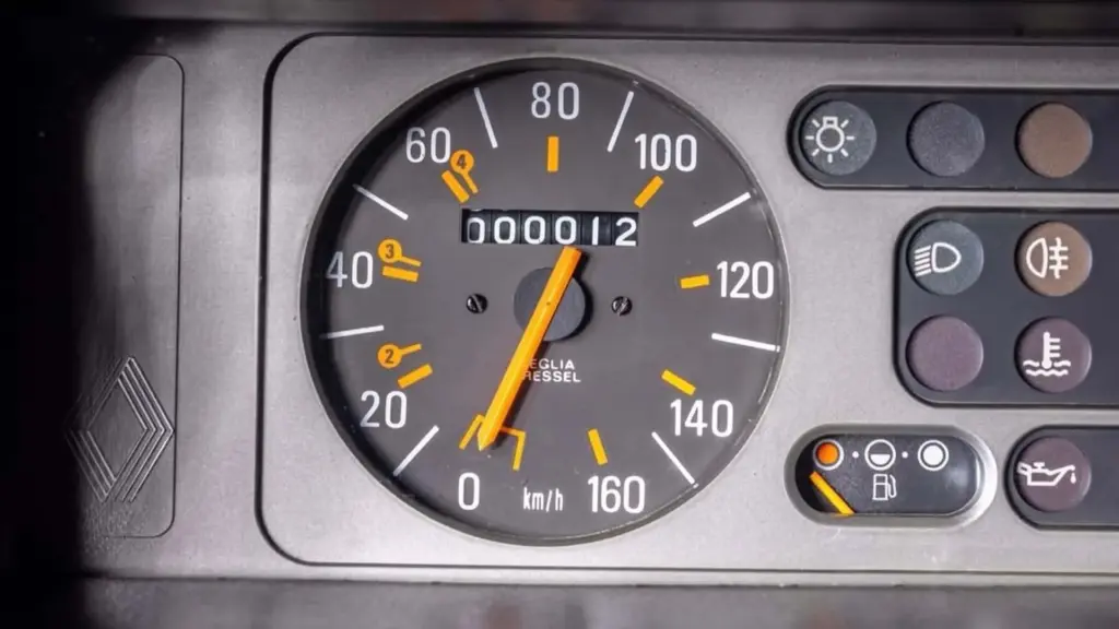 El Renault 5 clásico de 1982 con 12 km que su dueño nunca condujo y pulveriza récords 1 Motor16 renault 5 12 km subasta (3)
