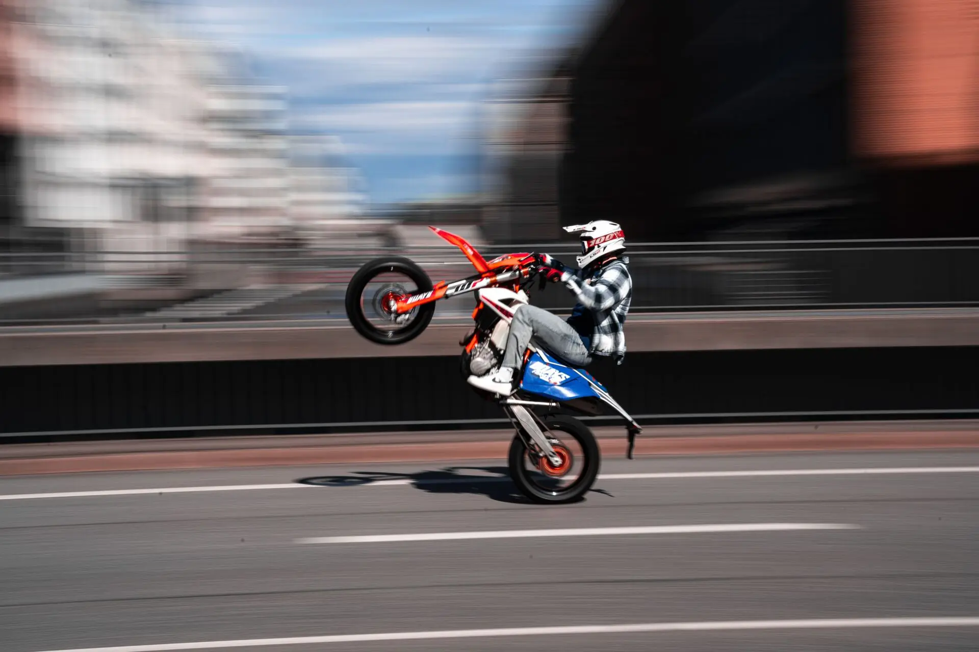 Retirada carnet moto hasta 2099 por publicar maniobras peligrosas en redes 1 Motor16 maniobras peligrosas moto