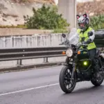 Ropa obligatoria motorista 2026: la multa de 200 euros del nuevo RGC que entra en vigor en octubre