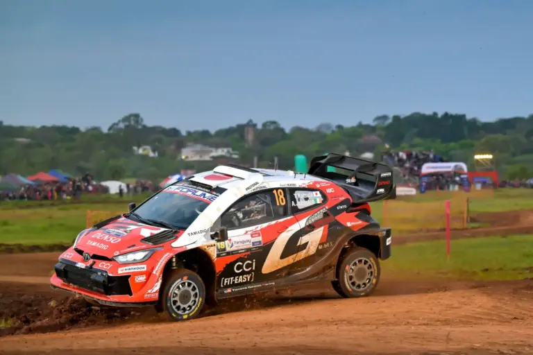 Sami Pajari hace historia en el WRC: tercer triunfo consecutivo en Paraguay y a 20 puntos de Evans