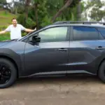 Doug DeMuro prueba el Toyota bZ Woodland: 406 km de autonomía y un interior que flojea