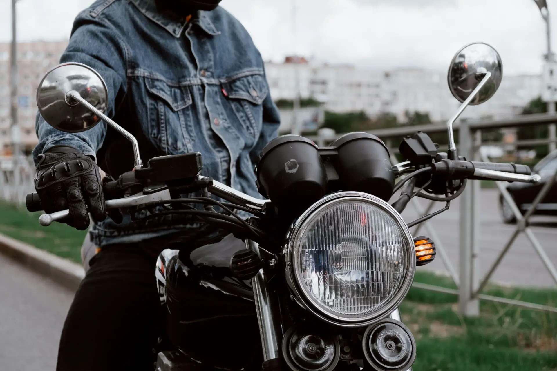 ¿Protegen los vaqueros de moto? La prueba de impacto que desmonta mitos 1 Motor16 vaqueros moto seguridad