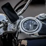 Evita que las vibraciones de la moto rompan la cámara de tu móvil al usarlo de GPS