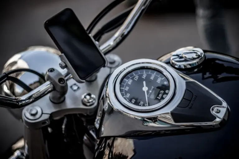 Evita que las vibraciones de la moto rompan la cámara de tu móvil al usarlo de GPS