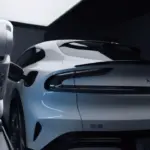Xiaomi presenta en Italia el cargador coche eléctrico robot que enchufa el coche sin cables