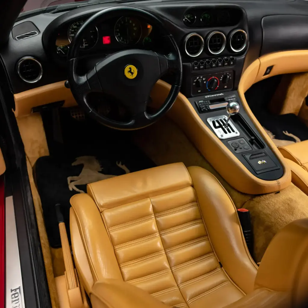 El legendario Ferrari 550 Maranello con el sello de Michael Jordan te está buscando 1 Motor16 1997 Ferrari 550 Maranello. Michael Jordan. Imagen interior.