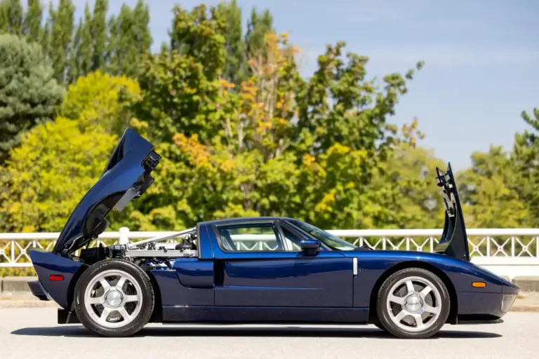 El Ford GT de Mac Davis sale a subasta: uno de siete sin franjas y firmado por Shelby