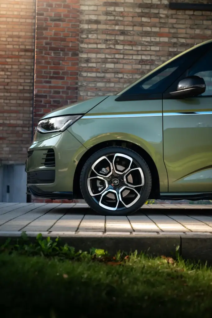 ABT convierte los Volkswagen Multivan y California en los GTI más inesperados que imaginas 14 Motor16 2026 ABT Volkswagen Multivan T7 10 Motor16