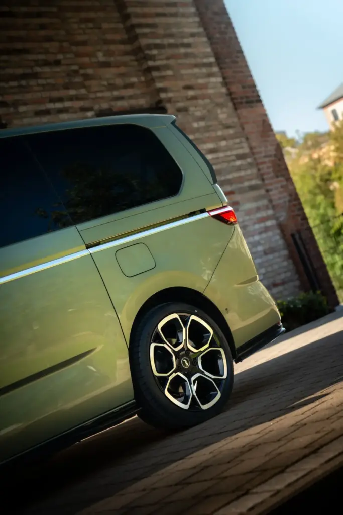 ABT convierte los Volkswagen Multivan y California en los GTI más inesperados que imaginas 15 Motor16 2026 ABT Volkswagen Multivan T7 11 Motor16