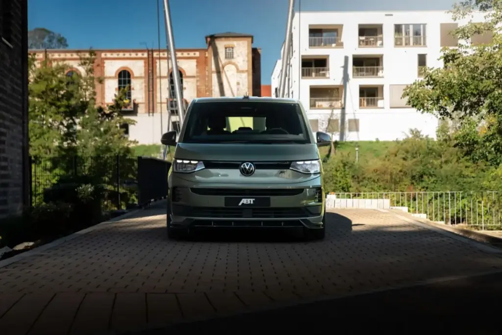 ABT convierte los Volkswagen Multivan y California en los GTI más inesperados que imaginas 2 Motor16 2026 ABT Volkswagen Multivan y California T7. Imagen frontal.
