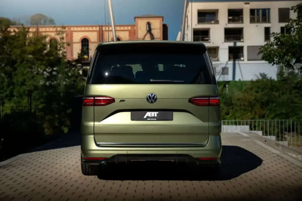 ABT convierte los Volkswagen Multivan y California en los GTI más inesperados que imaginas 3 Motor16 2026 ABT Volkswagen Multivan y California T7. Imagen trasera.