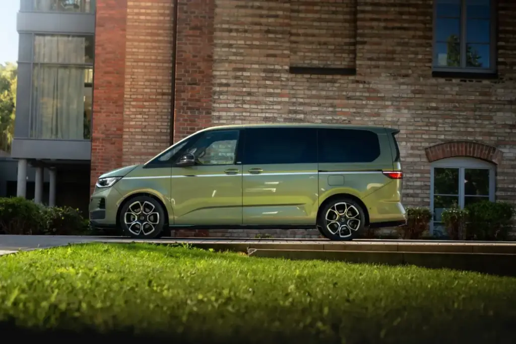 ABT convierte los Volkswagen Multivan y California en los GTI más inesperados que imaginas 1 Motor16 2026 ABT Volkswagen Multivan y California T7. Imagen lateral.
