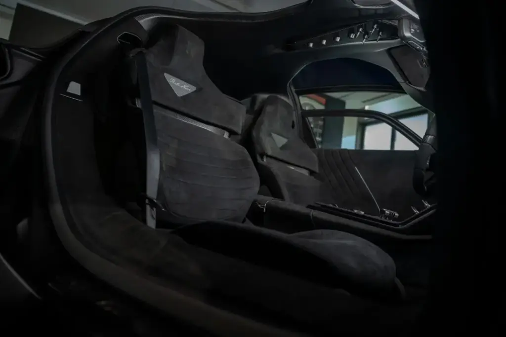 2026 Alfa Romeo 33 Stradale Perla Nera. Imagen asientos.