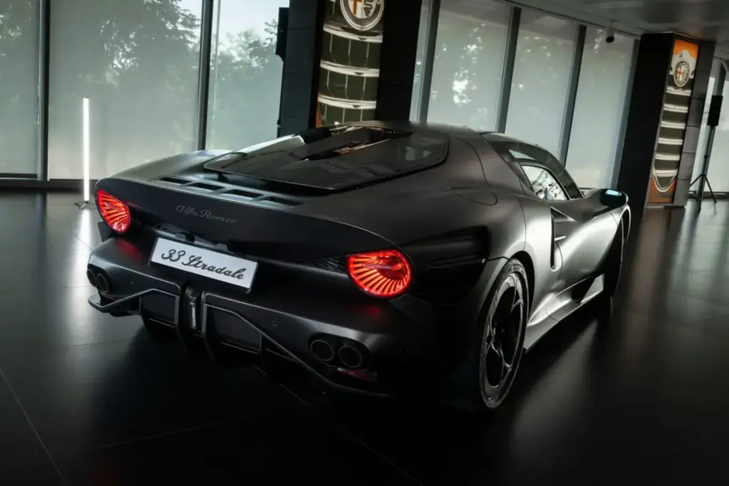 2026 Alfa Romeo 33 Stradale Perla Nera. Imagen trasera.