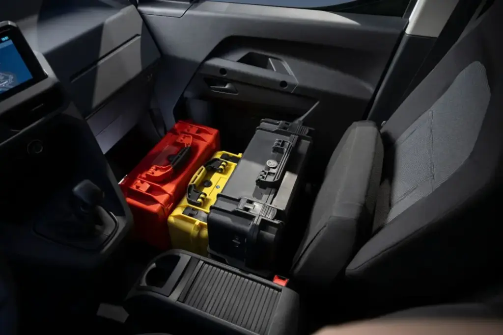 Los Citroën Berlingo y Opel Combo se llenan de plásticos para ajustar sus precios 20 Motor16 2026 Citroen Berlingo First 11 Motor16