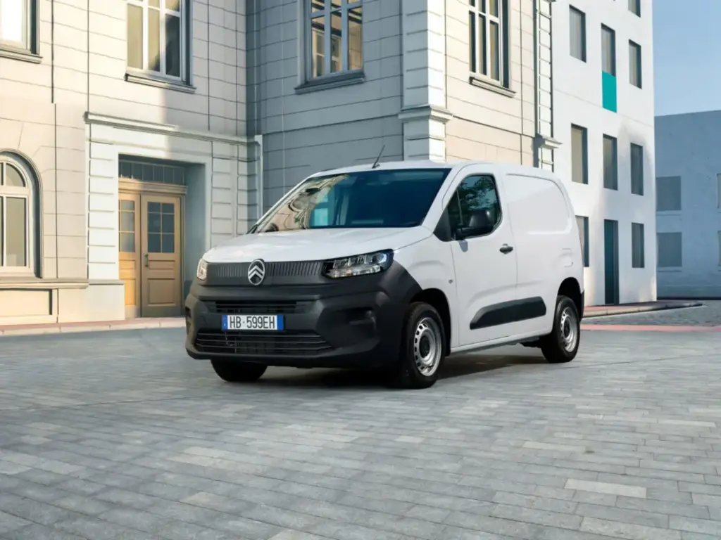 Los Citroën Berlingo y Opel Combo se llenan de plásticos para ajustar sus precios 2 Motor16 2026 Citroen Berlingo First. Imagen.