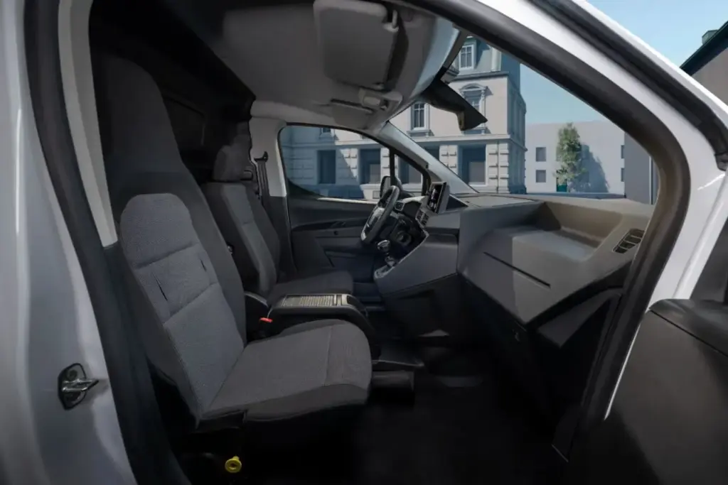 Los Citroën Berlingo y Opel Combo se llenan de plásticos para ajustar sus precios 12 Motor16 2026 Citroen Berlingo First 3 Motor16