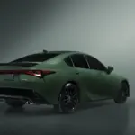 Lexus IS: cuando un color da personalidad a una berlina que se resiste a decir adiós
