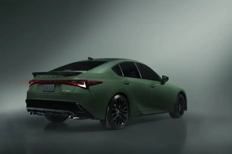 Lexus IS: cuando un color da personalidad a una berlina que se resiste a decir adiós