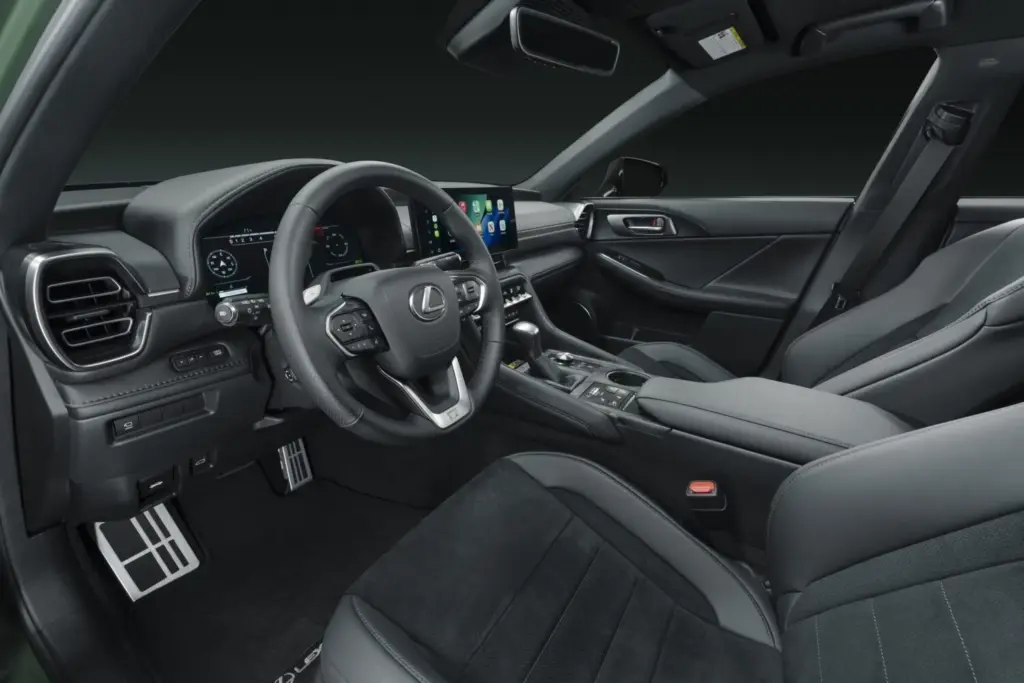 Lexus IS: cuando un color da personalidad a una berlina que se resiste a decir adiós 2 Motor16 2026 Lexus IS Envious. Imagen interior.