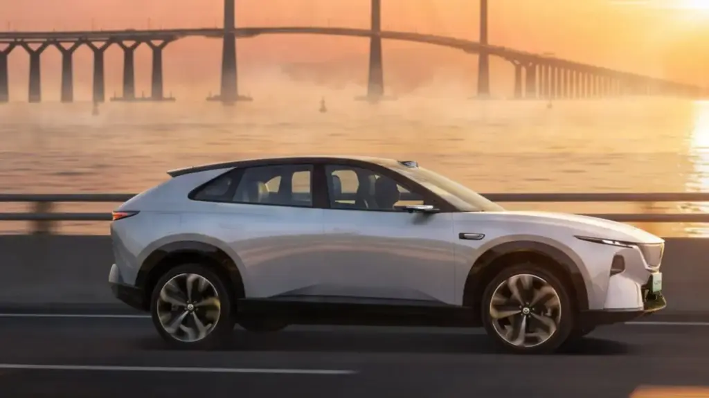 EZ-60: Nuestro Mazda CX-6e se actualiza en China con extra de tecnología para conducir sin manos 2 Motor16 2026 Mazda EZ-60 China. Imagen lateral.