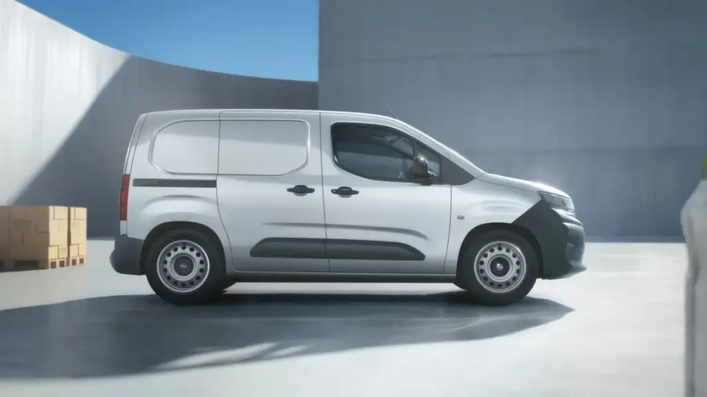 Los Citroën Berlingo y Opel Combo se llenan de plásticos para ajustar sus precios 6 Motor16 2026 Opel Combo Start. Imagen lateral.
