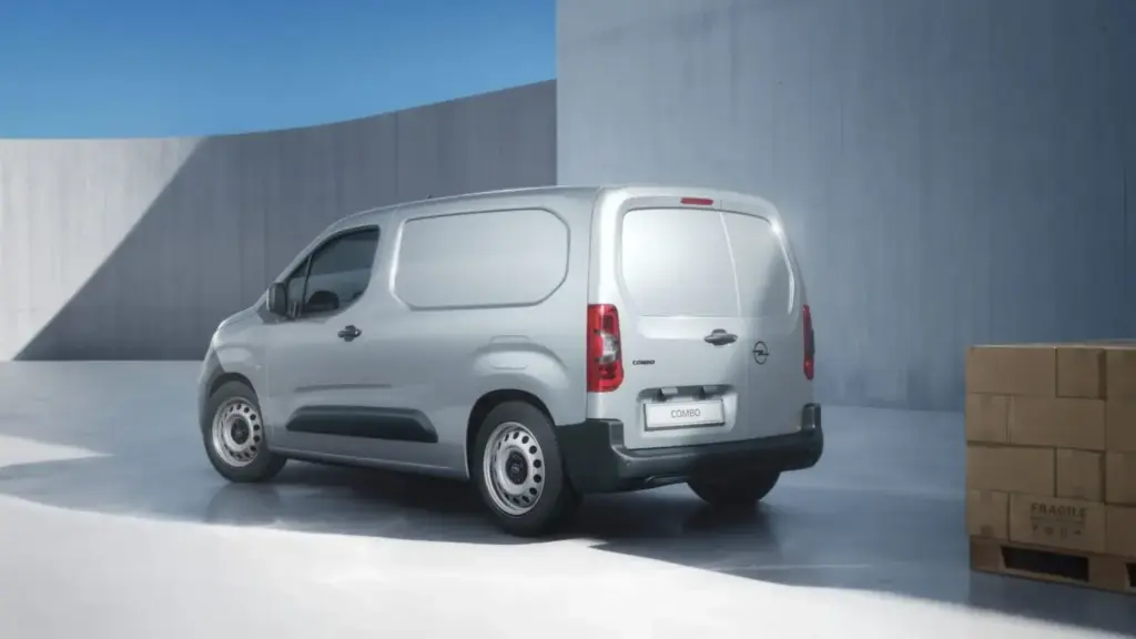 Los Citroën Berlingo y Opel Combo se llenan de plásticos para ajustar sus precios 7 Motor16 2026 Opel Combo Start. Imagen trasera.