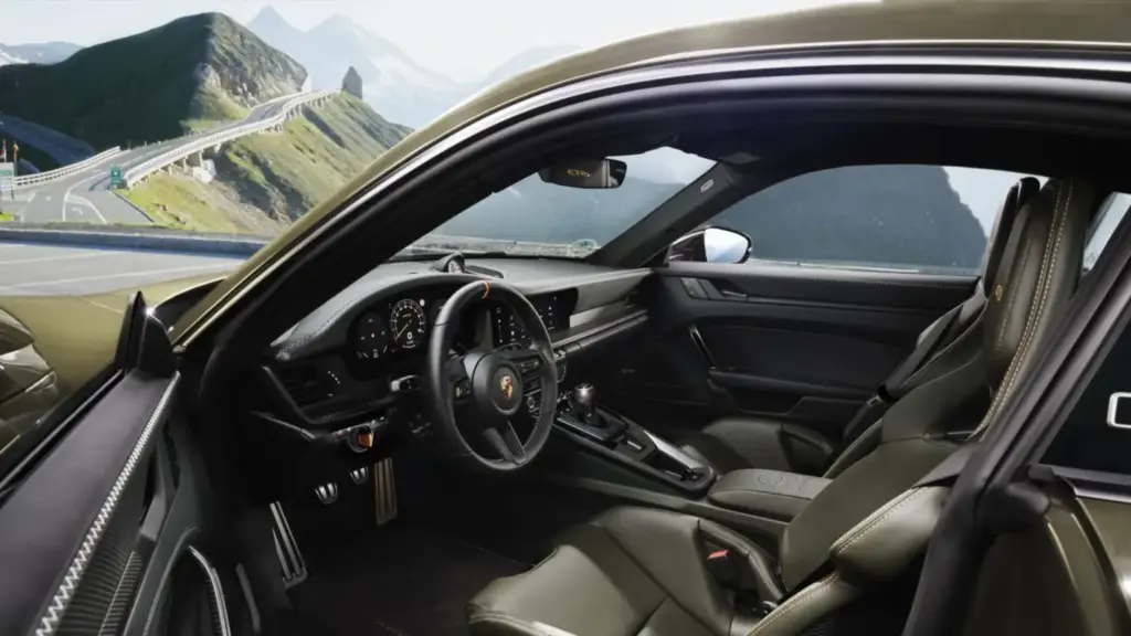 Bergsport: El ‘nueveonce’ con el que Porsche rinde homenaje a los parajes alpinos 2 Motor16 2026 Porsche 911 GT3 Bergsport. Imagen interior.