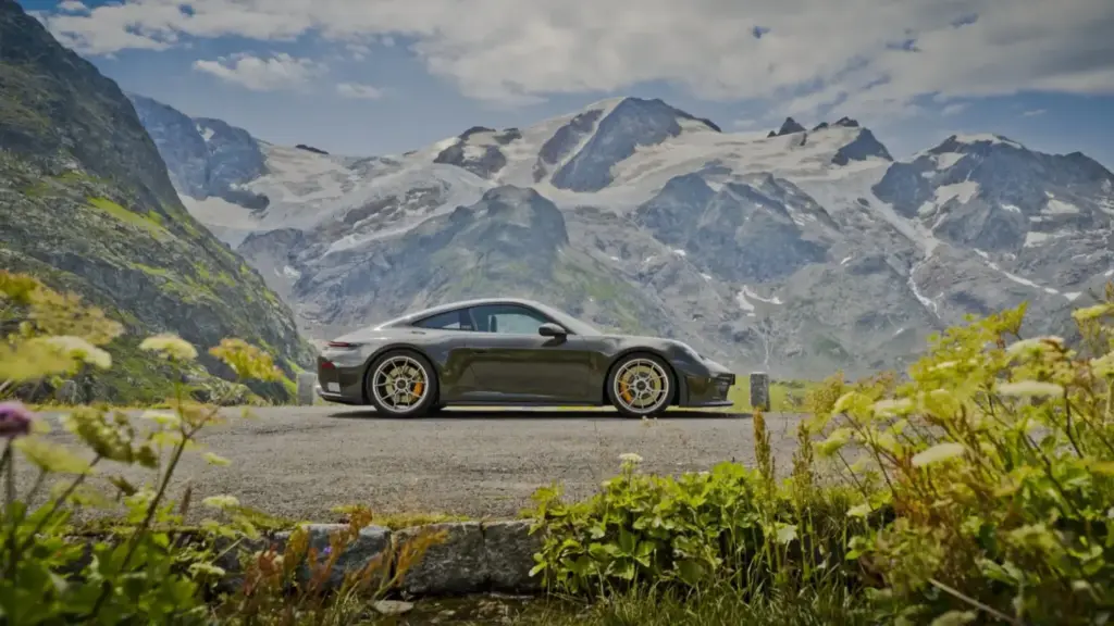 Bergsport: El ‘nueveonce’ con el que Porsche rinde homenaje a los parajes alpinos 11 Motor16 2026 Porsche 911 GT3 Bergsport 15 Motor16
