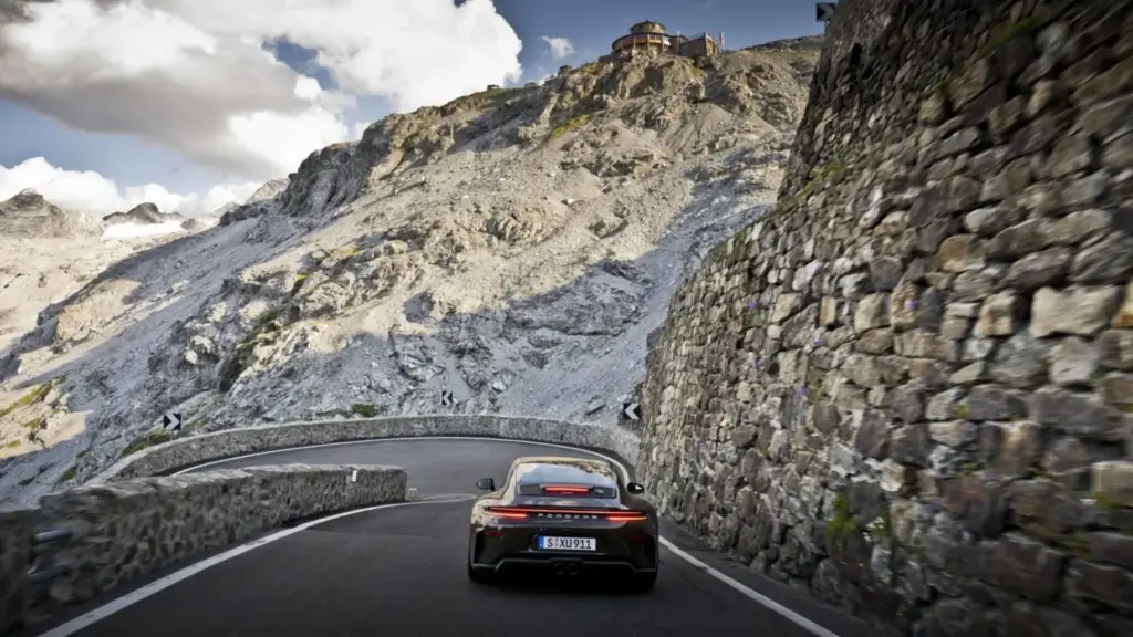 Bergsport: El ‘nueveonce’ con el que Porsche rinde homenaje a los parajes alpinos 14 Motor16 2026 Porsche 911 GT3 Bergsport 18 Motor16