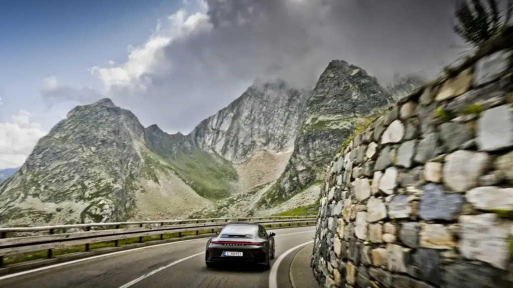 Bergsport: El ‘nueveonce’ con el que Porsche rinde homenaje a los parajes alpinos 16 Motor16 2026 Porsche 911 GT3 Bergsport 20 Motor16
