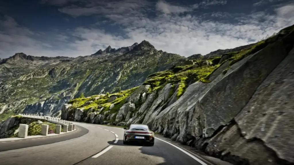 Bergsport: El ‘nueveonce’ con el que Porsche rinde homenaje a los parajes alpinos 19 Motor16 2026 Porsche 911 GT3 Bergsport 24 Motor16