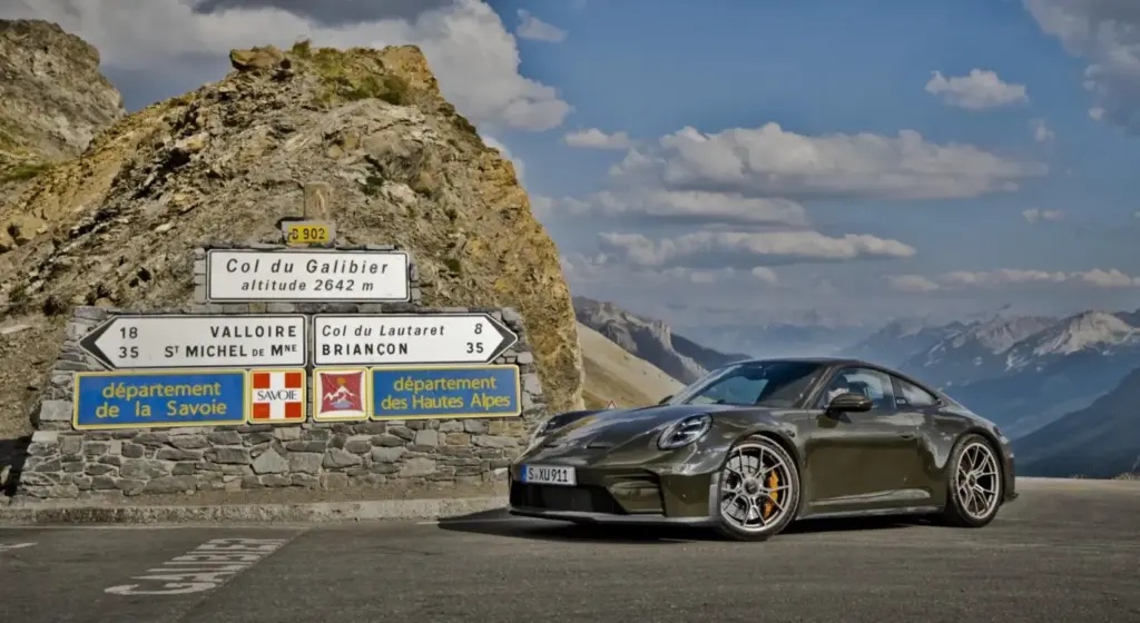 Bergsport: El ‘nueveonce’ con el que Porsche rinde homenaje a los parajes alpinos 1 Motor16 2026 Porsche 911 GT3 Bergsport. Imagen exterior.