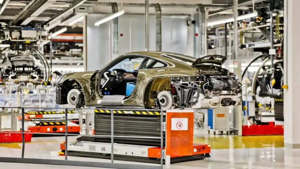 Bergsport: El ‘nueveonce’ con el que Porsche rinde homenaje a los parajes alpinos 35 Motor16 2026 Porsche 911 GT3 Bergsport 33 Motor16
