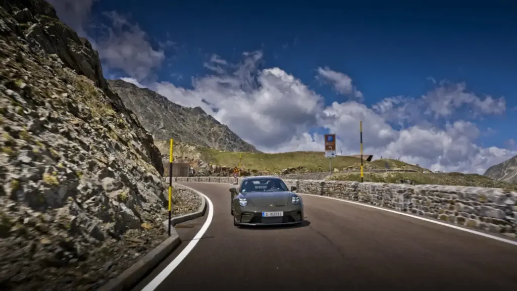 Bergsport: El ‘nueveonce’ con el que Porsche rinde homenaje a los parajes alpinos 7 Motor16 2026 Porsche 911 GT3 Bergsport 4 Motor16