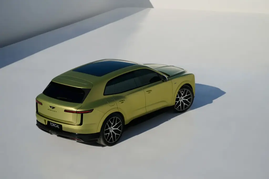 Torcal: Conocemos en persona el primer eléctrico de Bentley, un SUV con ADN español 3 Motor16 2026 Bentley Torcal. Imagen trasera.