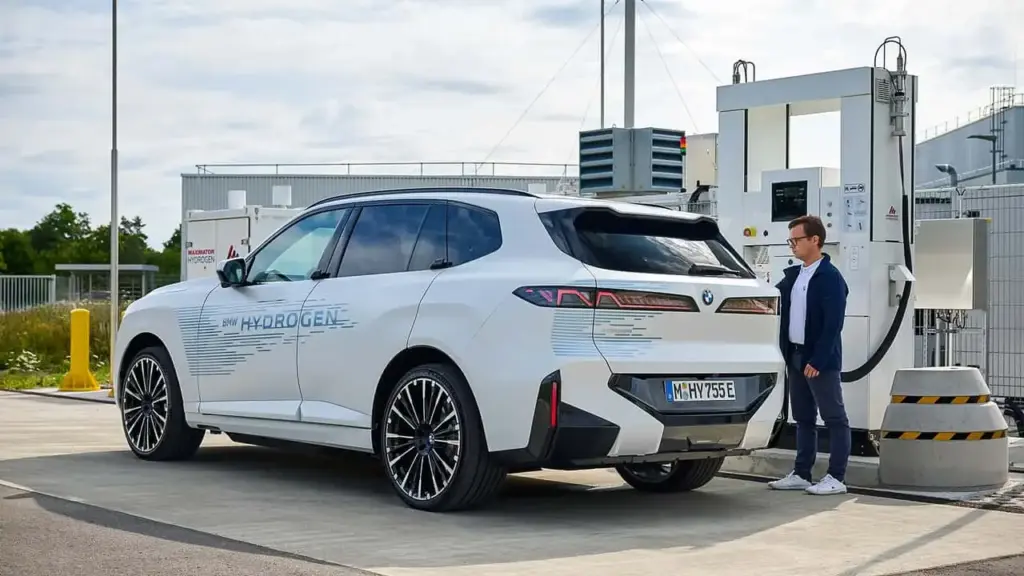 BMW iX5 Hydrogen: Las primeras cifras de este SUV que llega en 2028 salen a la luz 1 Motor16 2026 BMW iX5 Hydrogen. Imagen repostaje.