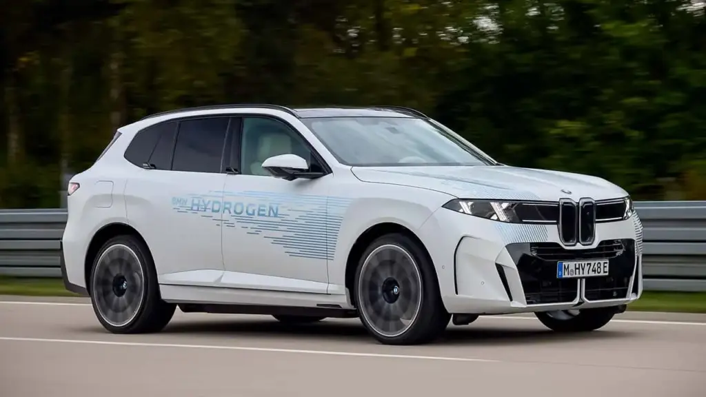 El BMW iX5 de hidrógeno desvela sus cifras: 750 km de autonomía y repostaje en 5 minutos 1 Motor16 2026 BMW iX5 Hydrogen. Imagen movimiento.