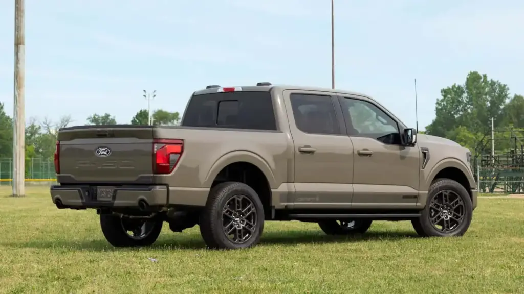 Ford F-150: El incombustible pick-up americano coge impulso para una nueva temporada 3 Motor16 2026 Ford F-150 Carhartt. Imagen trasera.