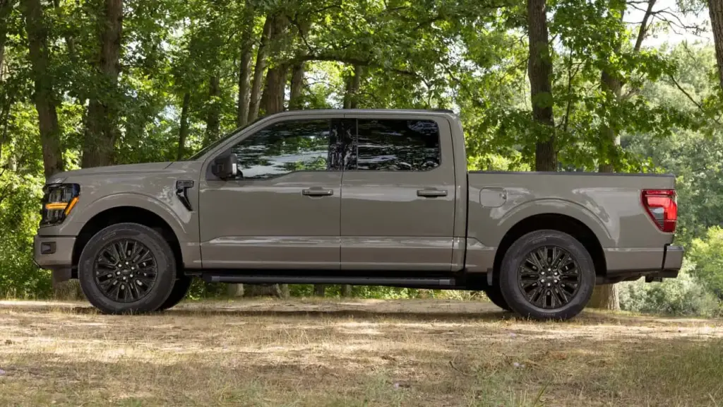 Ford F-150: El incombustible pick-up americano coge impulso para una nueva temporada 1 Motor16 2026 Ford F-150 XLT. Imagen lateral.