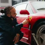 Lewis Hamilton descubre un Ferrari F40 cubierto de polvo tras más de 30 años en un garaje