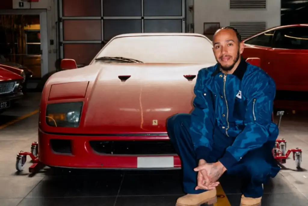 Lewis Hamilton descubre un Ferrari F40 cubierto de polvo tras más de 30 años en un garaje 1 Motor16 2026 lewis hamilton ferrari f40 portada polvo barn find Motor16